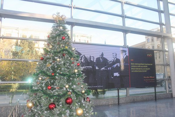 Новогодняя елка на станции метро "Ичеришехер". - Sputnik Азербайджан