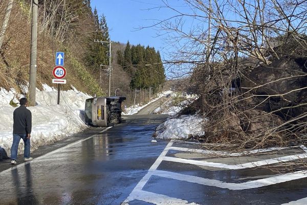 Дорога, пострадавшая от оползня, вызванного сильным землетрясением в Японии. - Sputnik Азербайджан