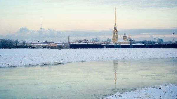 Вид на Петропавловскую крепость с Дворцового моста в Санкт-Петербурге - Sputnik Азербайджан