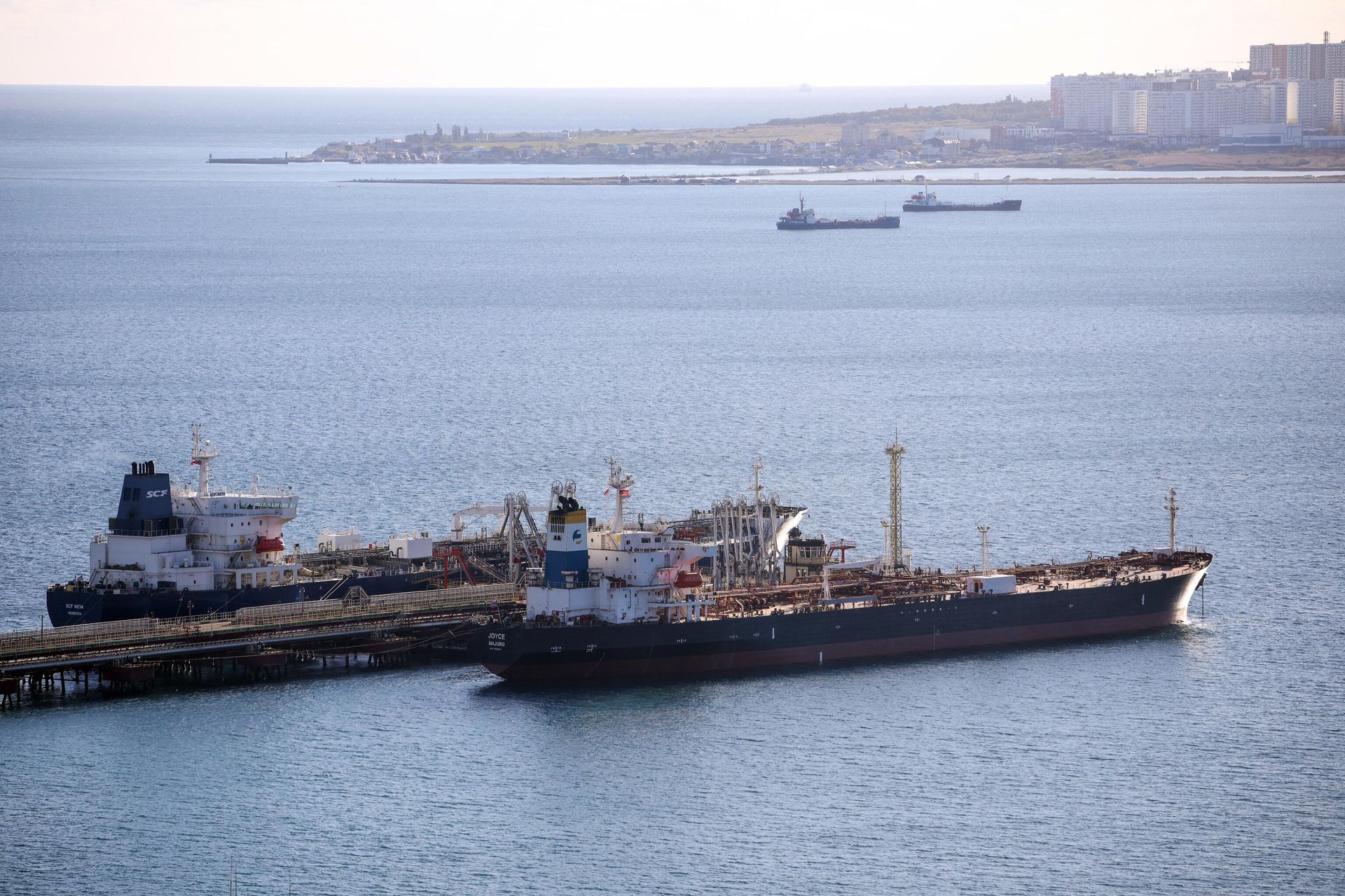 Танкеры у нефтеналивной терминал перевалочного комплекса Шесхарис, входящего в структуру АО Черномортранснефть - дочернего общества ПАО Транснефть, в Новороссийске - Sputnik Азербайджан, 1920, 03.01.2024