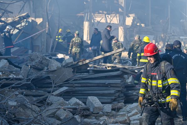 Пожарные работают на месте пожара в мебельном цехе в Баку. - Sputnik Азербайджан