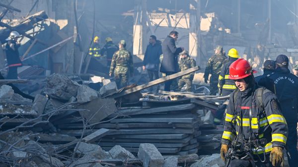 Пожарные работают на месте пожара в мебельном цехе в Баку. - Sputnik Азербайджан