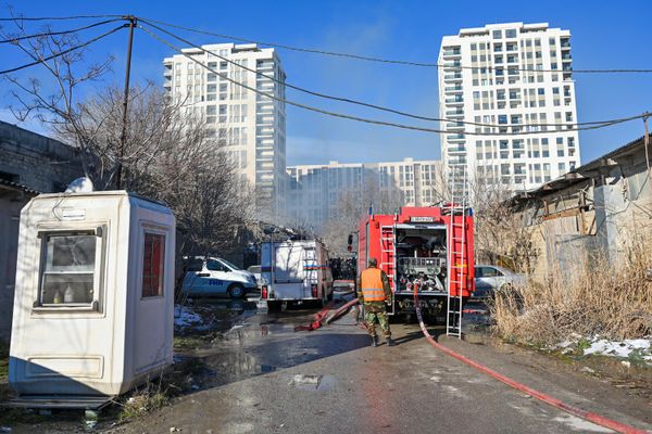 Пожарные работают на месте пожара в мебельном цехе в Баку. - Sputnik Азербайджан