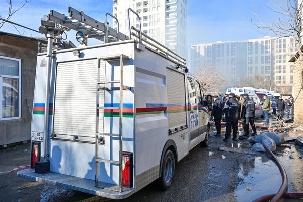 Пожарные работают на месте пожара в мебельном цехе в Баку. - Sputnik Азербайджан