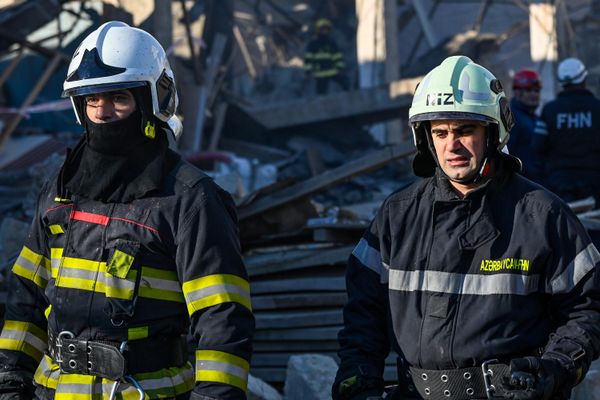 Пожарные работают на месте пожара в мебельном цехе в Баку. - Sputnik Азербайджан