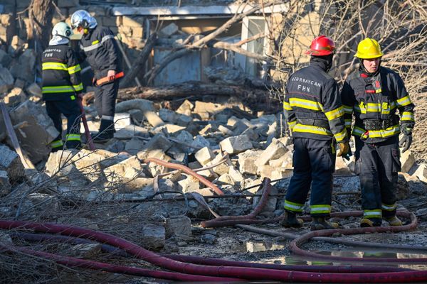 Пожарные работают на месте пожара в мебельном цехе в Баку. - Sputnik Азербайджан