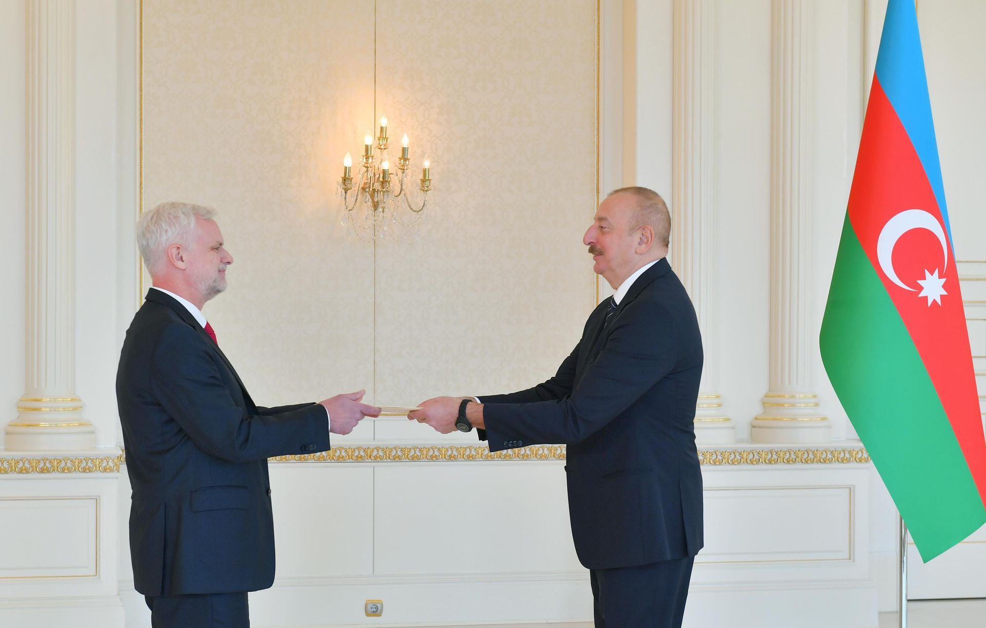 Prezident İlham Əliyev ABŞ-ın ölkəmizdə yeni təyin olunmuş səfirinin etimadnaməsini qəbul edib - Sputnik Азербайджан, 1920, 18.01.2024