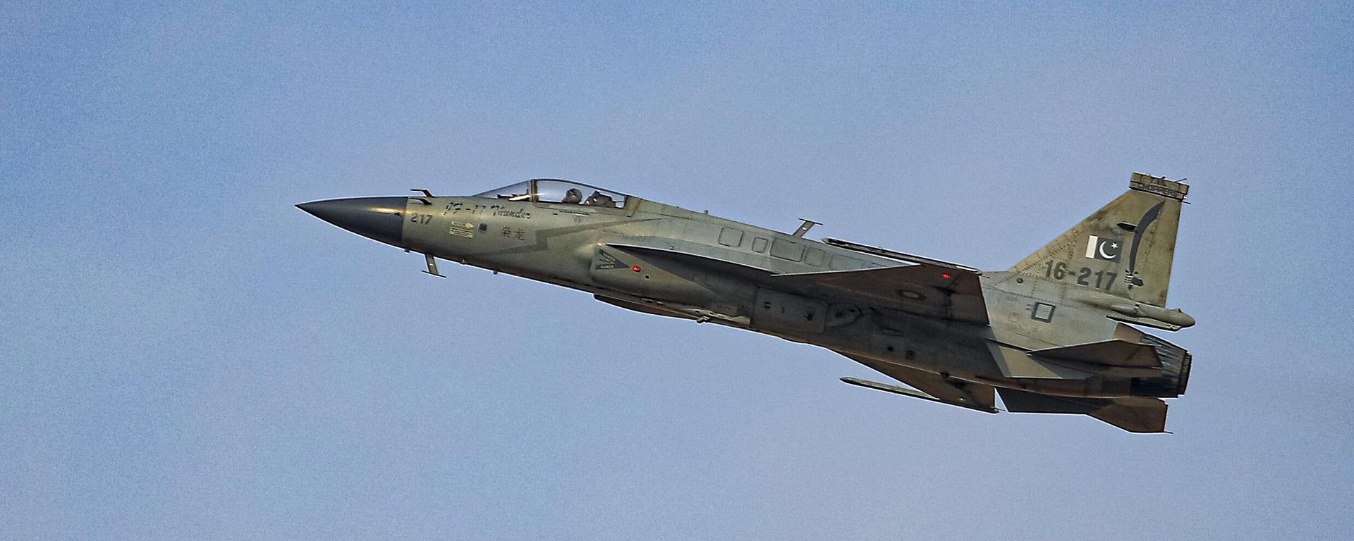 В ОАЭ продолжает работу авиасалон Dubai Airshow-2023 - Sputnik Азербайджан, 1920, 23.02.2024
