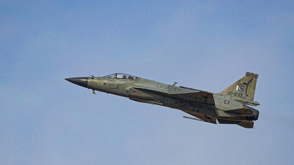 В ОАЭ продолжает работу авиасалон Dubai Airshow-2023 - Sputnik Азербайджан