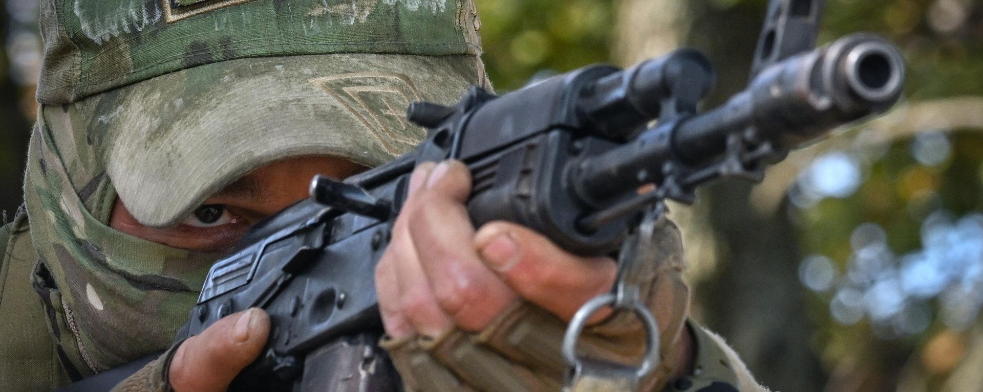  Боец разведывательно-десантно-штурмового батальона Волки  - Sputnik Азербайджан, 1920, 11.02.2025
