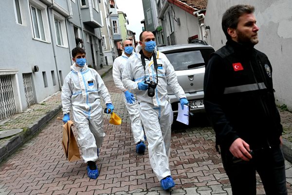 Судмедэксперты на месте стрельбы возле церкви Санта-Мария в Стамбуле. - Sputnik Азербайджан