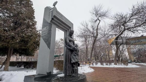 Мемориал Детям блокадного Ленинграда в парке имени Ваагна Давтяна в Еревaне - Sputnik Азербайджан