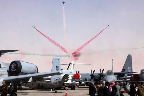Пилотажная группа Saudi Falcons выступает на 2-й Всемирной оборонной выставке "World Defense Show" в Эр-Рияде. - Sputnik Азербайджан