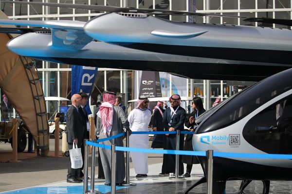 Посетители на 2-й Всемирной оборонной выставке World Defense Show в Эр-Рияде - Sputnik Азербайджан
