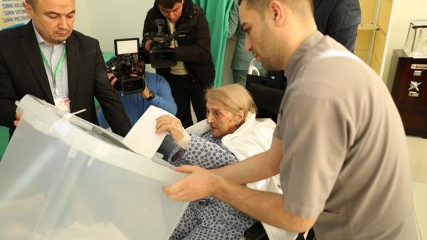102-летняя Фатма Саттарова проголосовала на президентских выборах - Sputnik Азербайджан