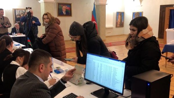 В посольстве Азербайджана в Москве организованы избирательные участки - Sputnik Азербайджан