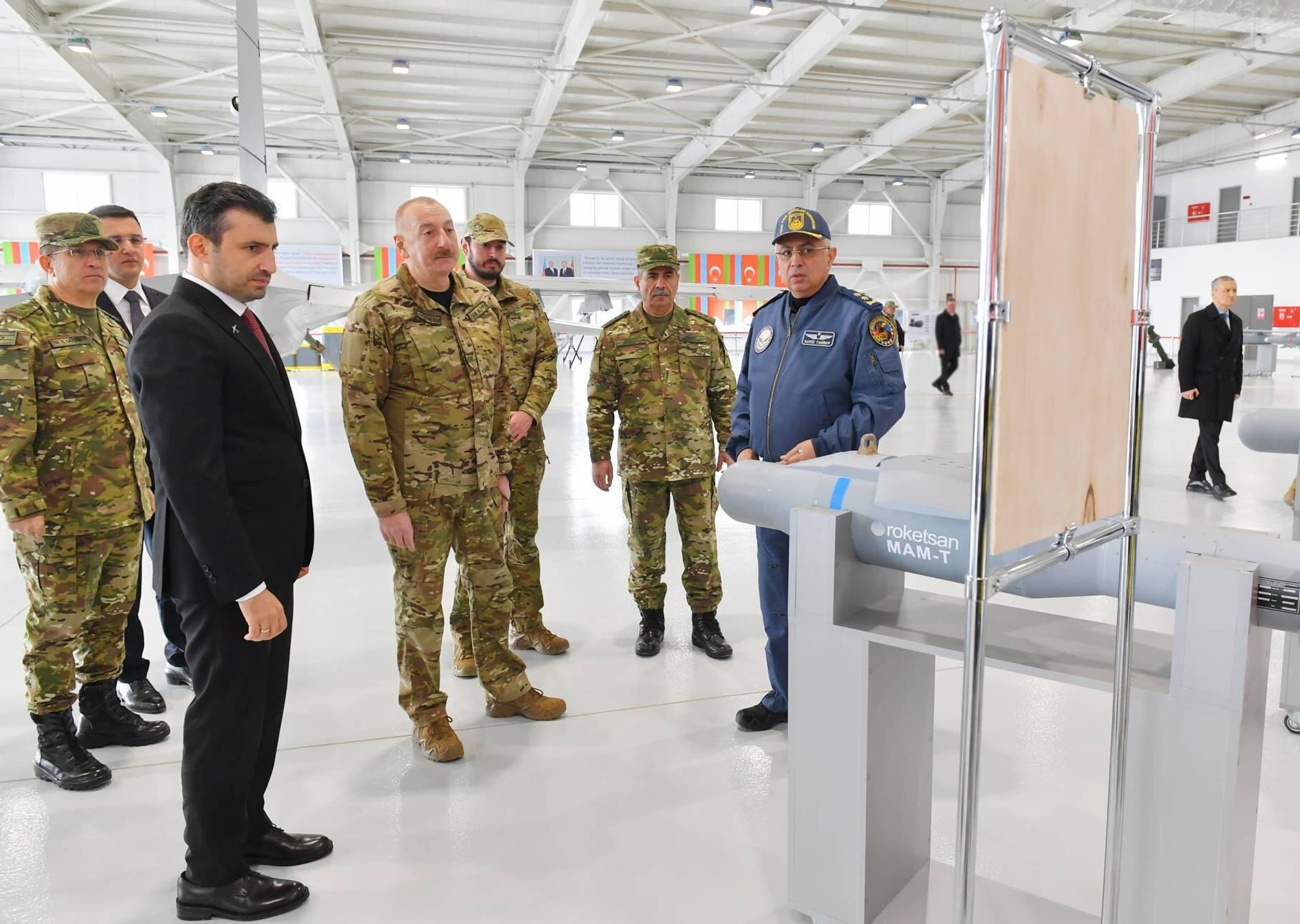 İlham Əliyev və oğlu Heydər Əliyev Hərbi Hava Qüvvələrinin hərbi obyektlərində olublar - Sputnik Азербайджан, 1920, 09.02.2024