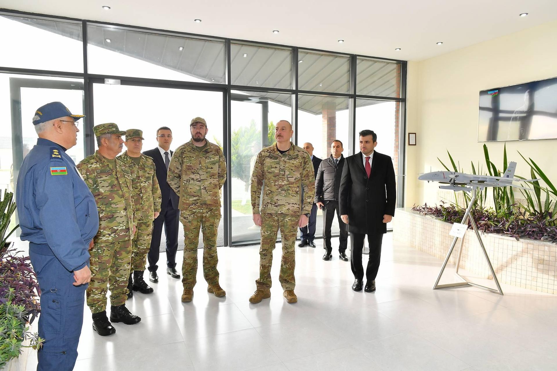 İlham Əliyev və oğlu Heydər Əliyev Hərbi Hava Qüvvələrinin hərbi obyektlərində olublar - Sputnik Азербайджан, 1920, 09.02.2024