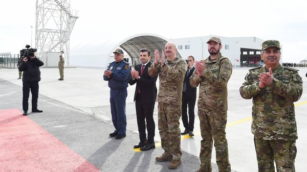 İlham Əliyev və oğlu Heydər Əliyev Hərbi Hava Qüvvələrinin hərbi obyektlərində olublar - Sputnik Азербайджан