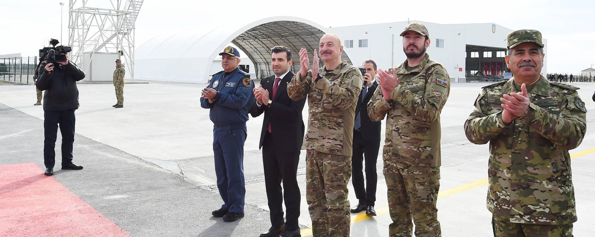 İlham Əliyev və oğlu Heydər Əliyev Hərbi Hava Qüvvələrinin hərbi obyektlərində olublar - Sputnik Азербайджан, 1920, 09.02.2024