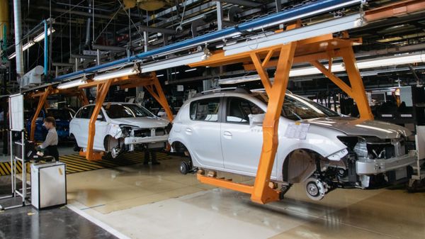 Сборка новых автомобилей на заводе АвтоВАЗ, фото из архива - Sputnik Азербайджан