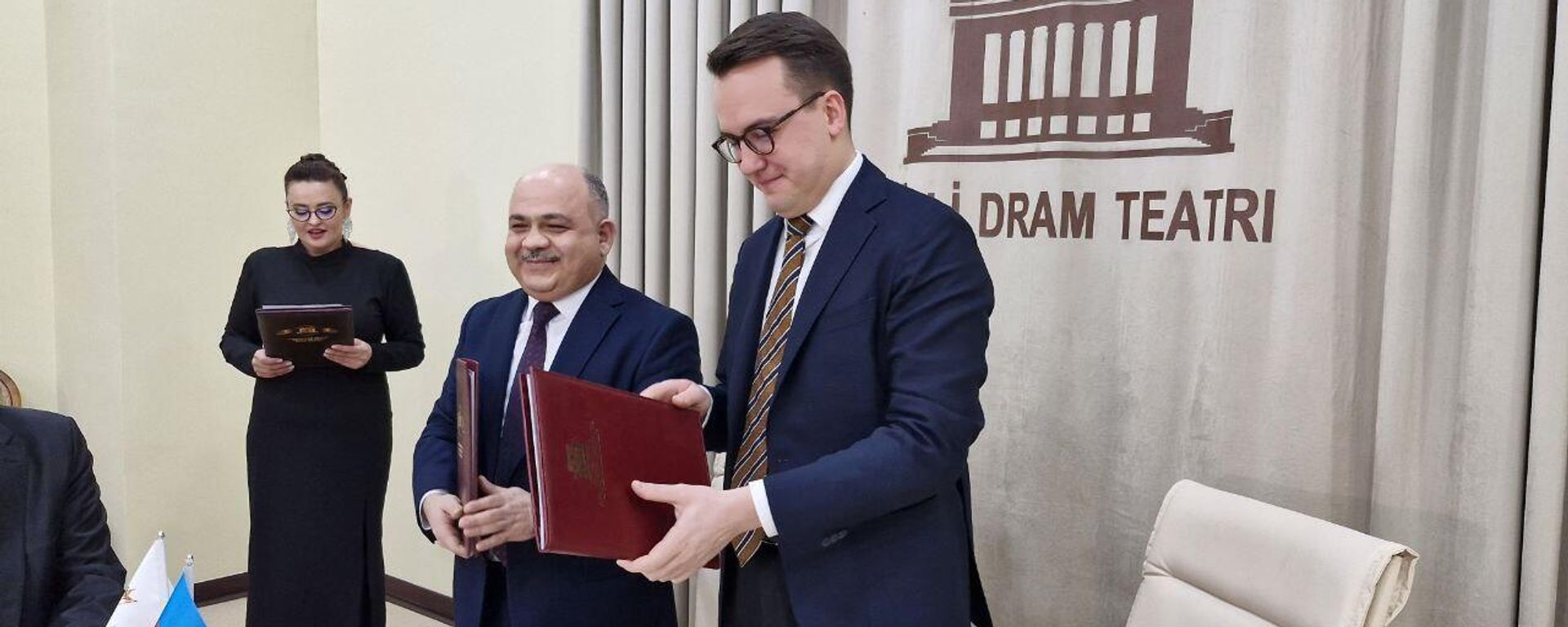 Азербайджанский государственный академический национальный драматический театр и Национальный драматический театр России (Александринский) подписали в Баку меморандум о сотрудничестве - Sputnik Азербайджан, 1920, 18.02.2024