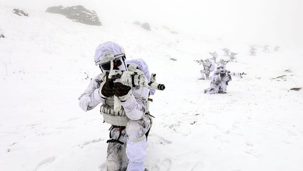 Азербайджанский спецназ продолжает учения в зимних условиях - Sputnik Азербайджан