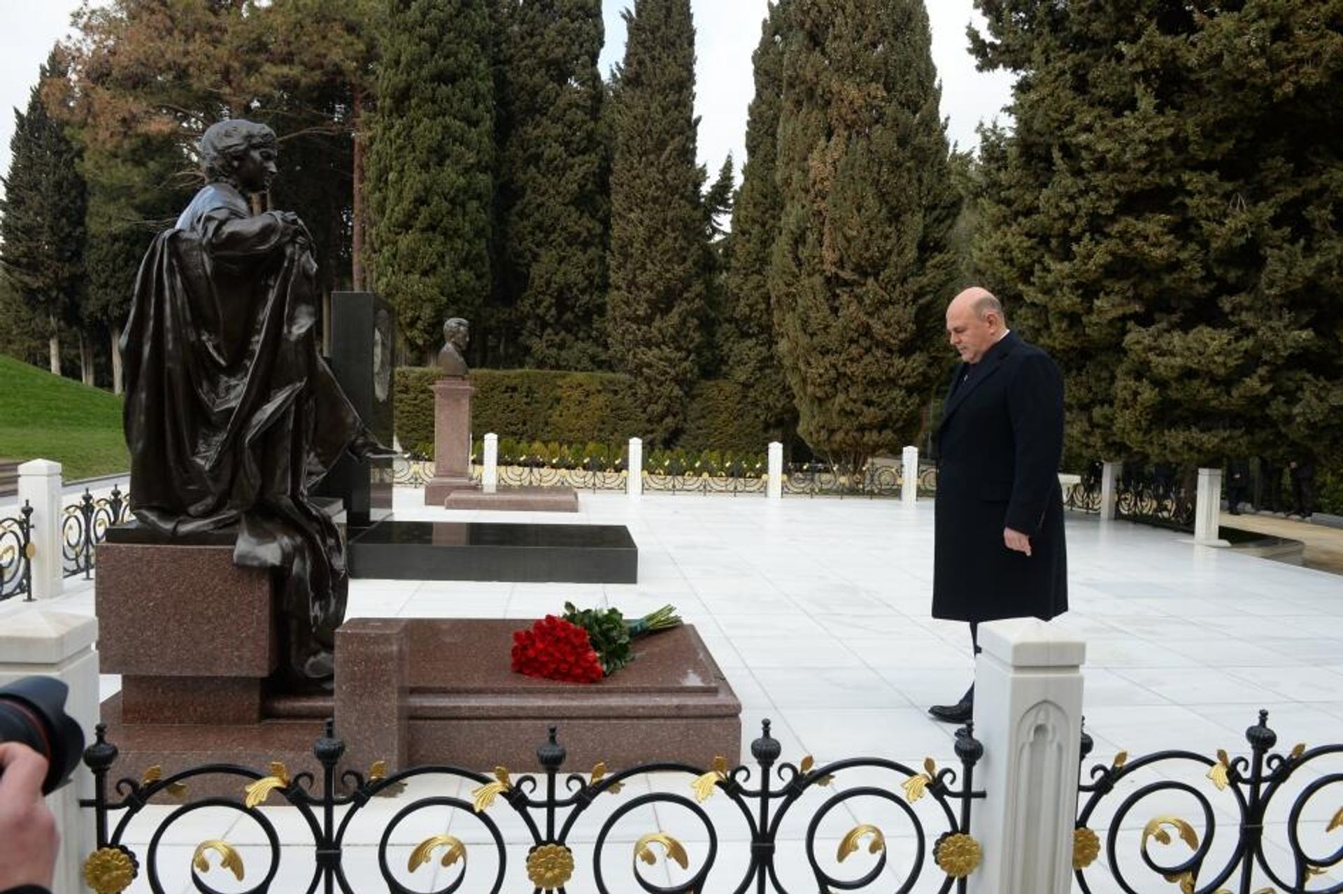 Rusiya Federasiyası Hökumətinin sədri Mixail Mişustin Ulu Öndər Heydər Əliyevin məzarını ziyarət edib - Sputnik Азербайджан, 1920, 06.03.2024