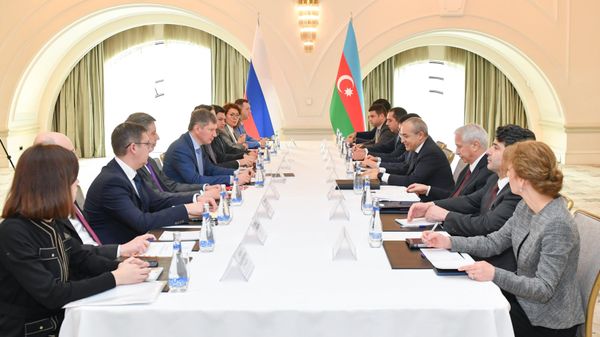 Mинистр экономики Азербайджана Микаил Джаббаров на встрече с российским коллегой Максимом Решетниковым - Sputnik Азербайджан