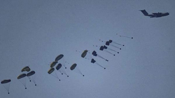 Cброс с воздуха гуманитарной помощи в сектор Газа - Sputnik Азербайджан