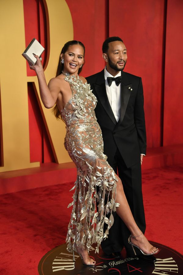 Модель Крисси Тайген с мужем Джоном Леджендом на Vanity Fair Oscar Party 96-ой церемонии вручения кинопремии "Оскар" в Лос-Анджелесе. - Sputnik Азербайджан