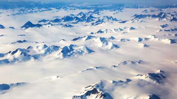Qarla örtülmüş dağlar, arxiv - Sputnik Азербайджан