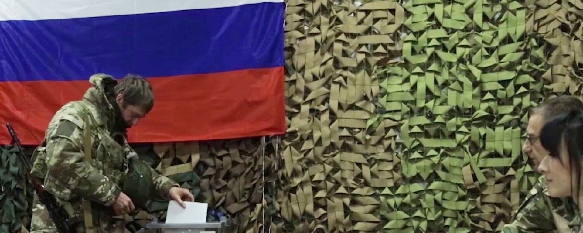 Военнослужащий Вооруженных сил РФ голосует на досрочных выборах президента РФ, фото из архива - Sputnik Азербайджан, 1920, 14.03.2024