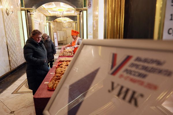 Продажа выпечки на выборах президента России в Екатеринбурге. - Sputnik Азербайджан