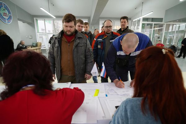Люди регистрируются перед началом голосования на выборах президента России в Мариуполе - Sputnik Азербайджан