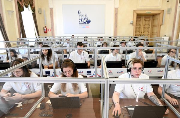 Сотрудники колл-центра принимают звонки на горячую линию в ситуационном центре по наблюдению за выборами президента РФ, который работает в Общественной палате РФ - Sputnik Азербайджан