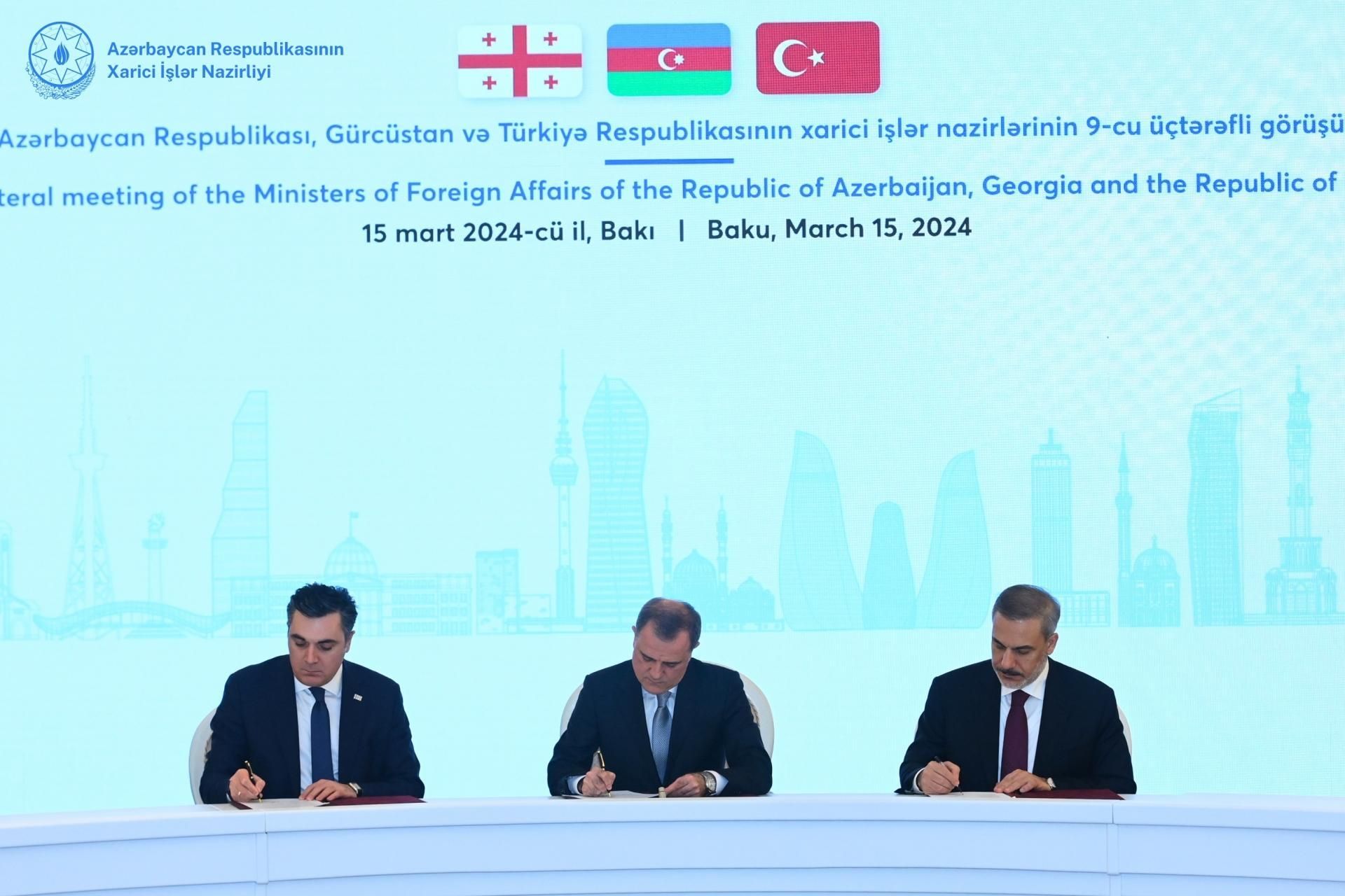  Azərbaycanın xarici işlər naziri Ceyhun Bayramov Türkiyə və Gürcüstan XİN başçıları ilə birgə keçirilən mətbuat konfransında - Sputnik Азербайджан, 1920, 15.03.2024