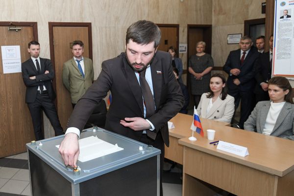 Голосование на выборах президента России в посольстве РФ в Баку. - Sputnik Азербайджан