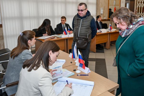 Голосование на выборах президента России в посольстве РФ в Баку. - Sputnik Азербайджан