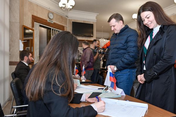 Голосование на выборах президента России в посольстве РФ в Баку. - Sputnik Азербайджан