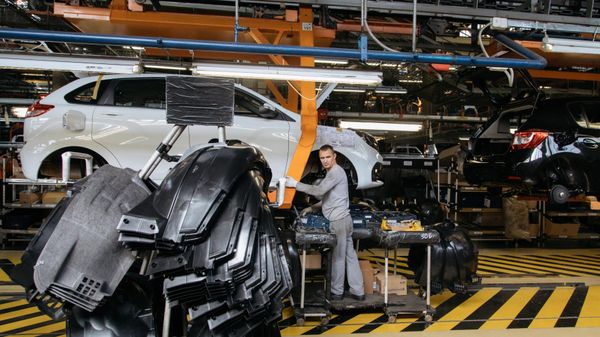 Сборка новых автомобилей на заводе АвтоВАЗ в Тольятти - Sputnik Азербайджан