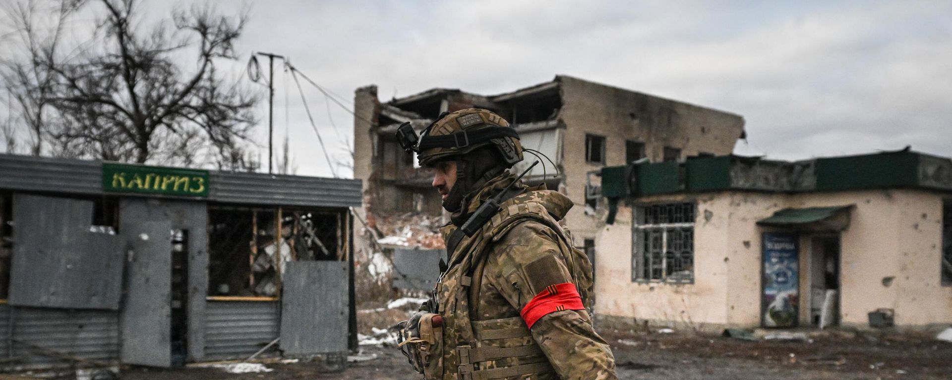 Военнослужащий Центрального военного округа в районе железнодорожного вокзала в освобожденной Авдеевке. - Sputnik Азербайджан, 1920, 23.04.2024