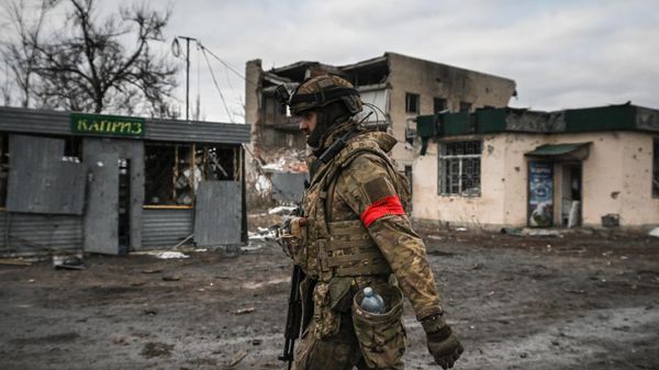 Военнослужащий Центрального военного округа в районе железнодорожного вокзала в освобожденной Авдеевке. - Sputnik Азербайджан