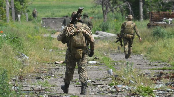 Российские военнослужащие в селе у линии соприкосновения на Артемовском направлении. - Sputnik Азербайджан
