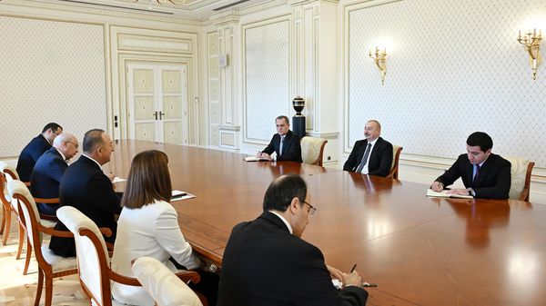 Президент Ильхам Алиев принял депутата Великого национального собрания Турции Мевлюта Чавушоглу - Sputnik Азербайджан