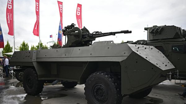 Беспилотный бронеавтомобиль Зубило  - Sputnik Азербайджан