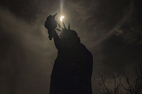 Полное солнечное затмение в Нью-Йорке. - Sputnik Азербайджан