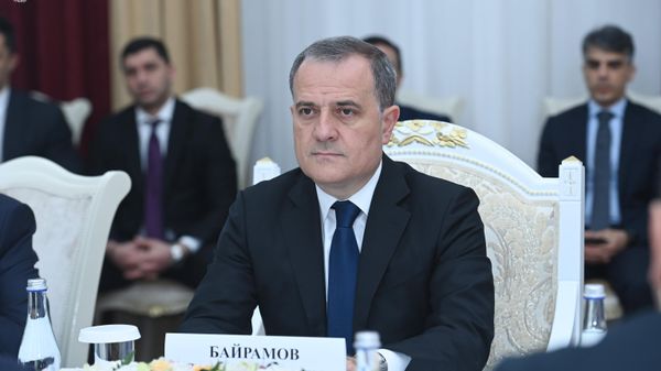 Глава МИД Азербайджана Джейхун Байрамов, находящийся с официальным визитом в Бишкеке, провел встречу со своим киргизским коллегой Жээнбеком  Кулубаевым - Sputnik Азербайджан