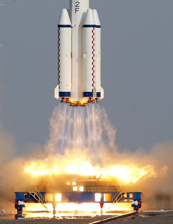 Ракета с космическим аппаратом "Шэньчжоу-9" на космодроме Цзюцюань, Китай. - Sputnik Азербайджан