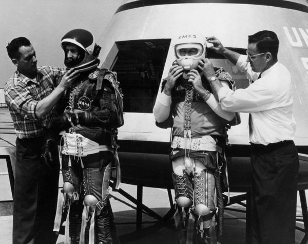 Сотрудники NASA готовятся подняться на борт космического корабля "Аполлон" 6 апреля 1962 года. - Sputnik Азербайджан